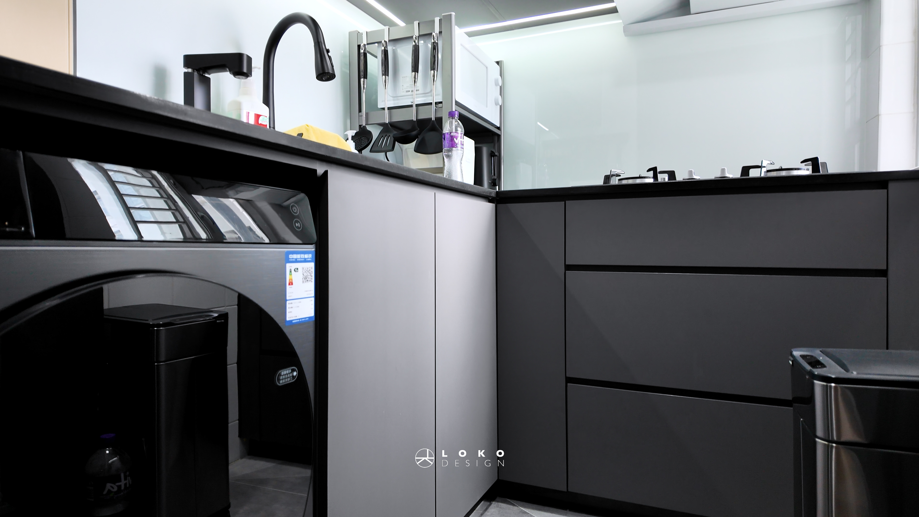 LOKO DESIGN 屯門業旺邨灰藍型格公屋裝修設計, 細單位多功能組合床, 上格床連弧形推窗, 訂造掛牆設計電視機櫃收納遊戲機與電線, 智能電動升降晾衣架, L字形廚櫃連吊櫃, PD趟掩門節省空間, 弧形浴屏搭配假天花與浴室寶