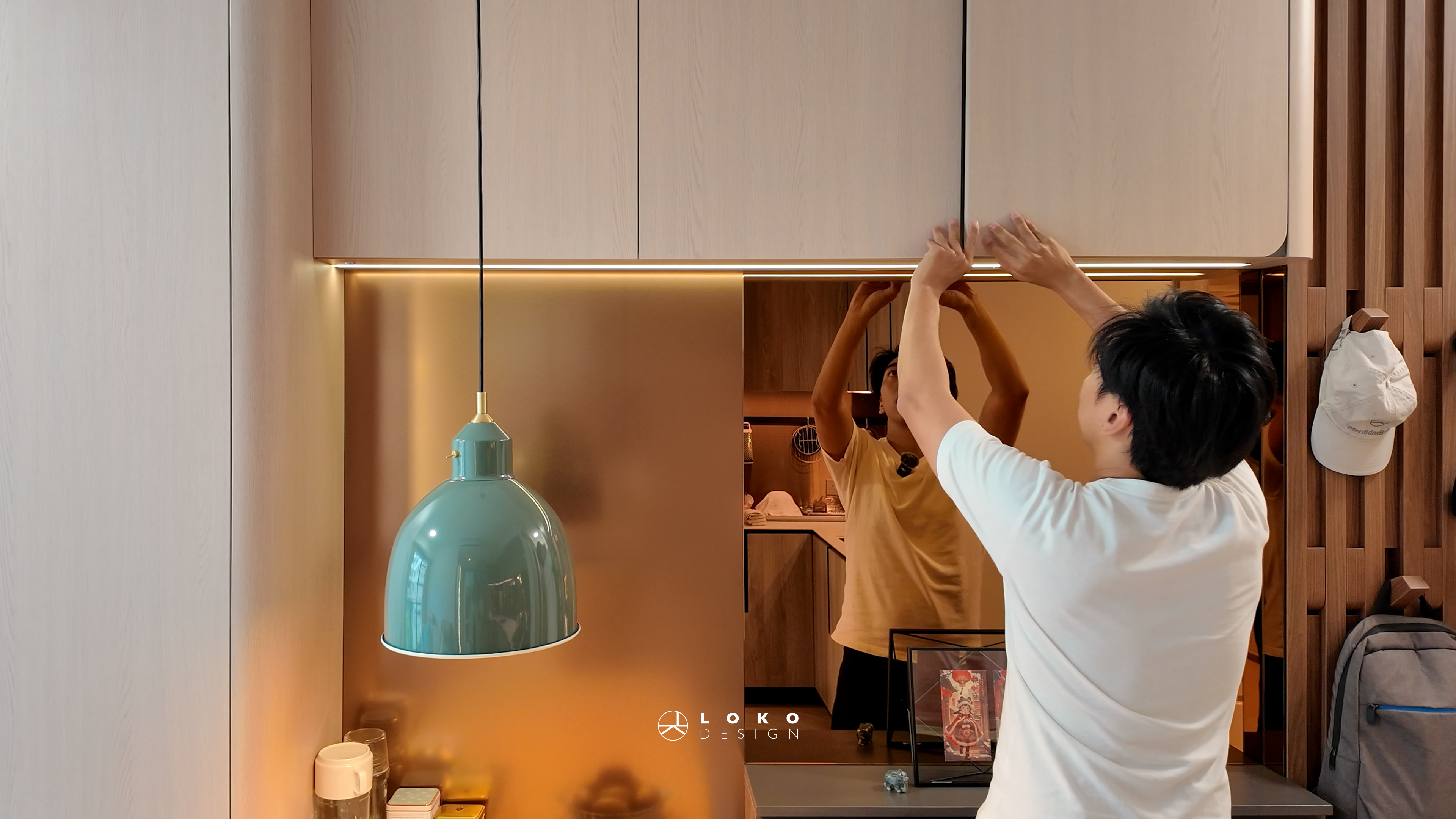 LOKO DESIGN 香港室內設計公司, 洪水橋滙都High Park客廳設計, 無電視牆極致收納木系空間, 淺橡木與深胡桃木色調融合, 展現香港小單位高質感裝修風格, 最大化小單位收納容量